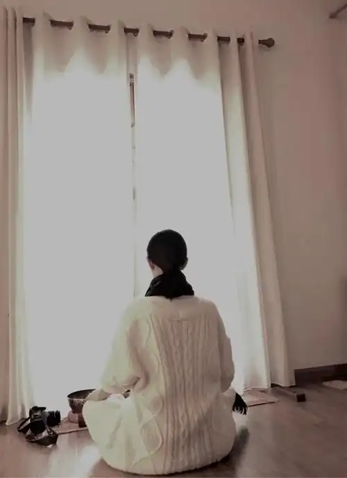 老师打坐的背影