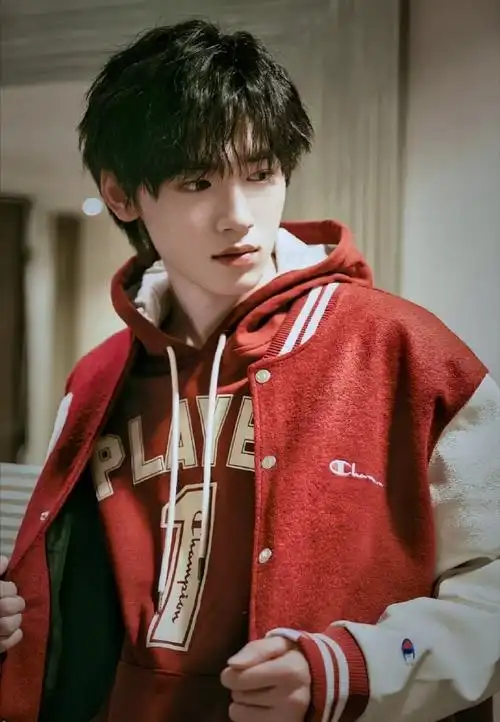 比耶库存照#宋亚轩晒三张库存照,有这么帅的照片怎么不早晒出来嘞