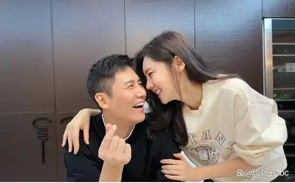 艺人于晓光与韩国妻子秋瓷炫,携手他们可爱的5岁儿子于大海,一同现身