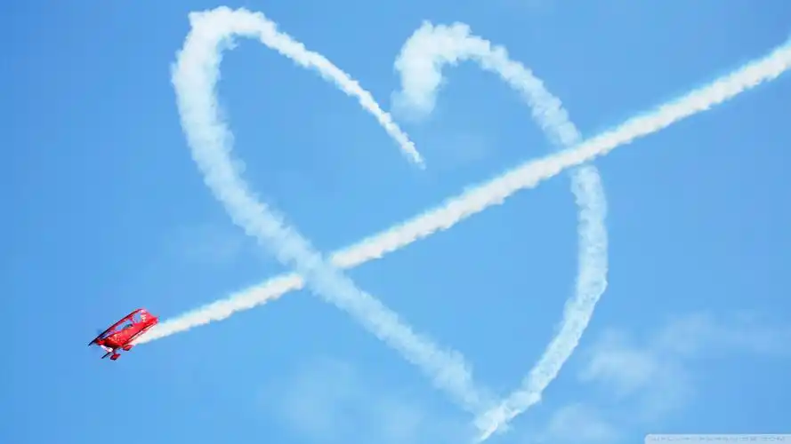 天空中的爱心云朵高清桌面壁纸下载