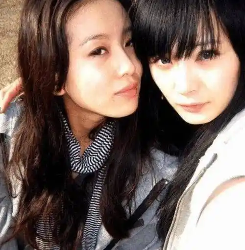 刘诗诗和杨幂10年前合照流出,网友: 纯天然和整容脸分的一清二楚