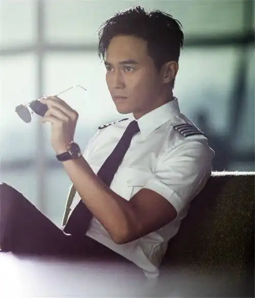 张智霖穿机长服上课帅爆 实力模仿林志玲好娇媚张智霖穿机长服上课帅