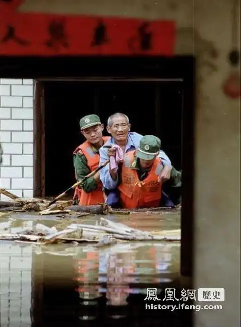 组图:盘点历史上解放军救灾的感人瞬间