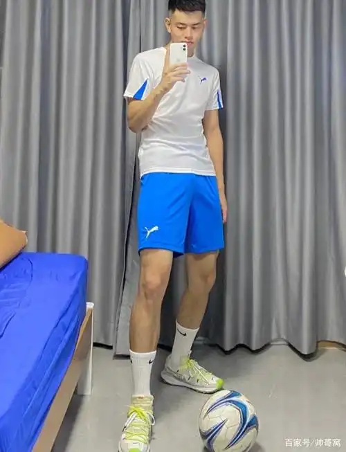 组图:喜欢自拍的臭弟弟,蓝色紧身短裤 白色t恤,更显男生气质!