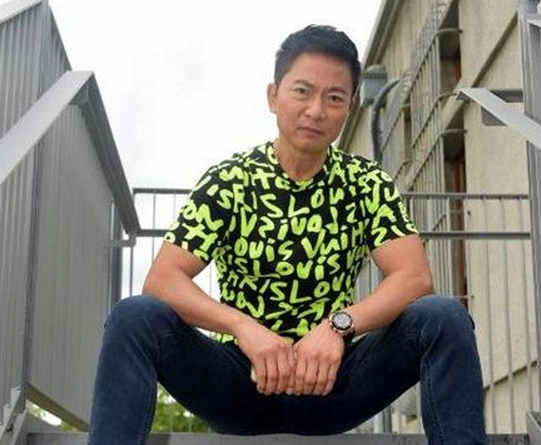 眼神依旧杀气十足毫无老态,每天更会早起拉筋,练气功