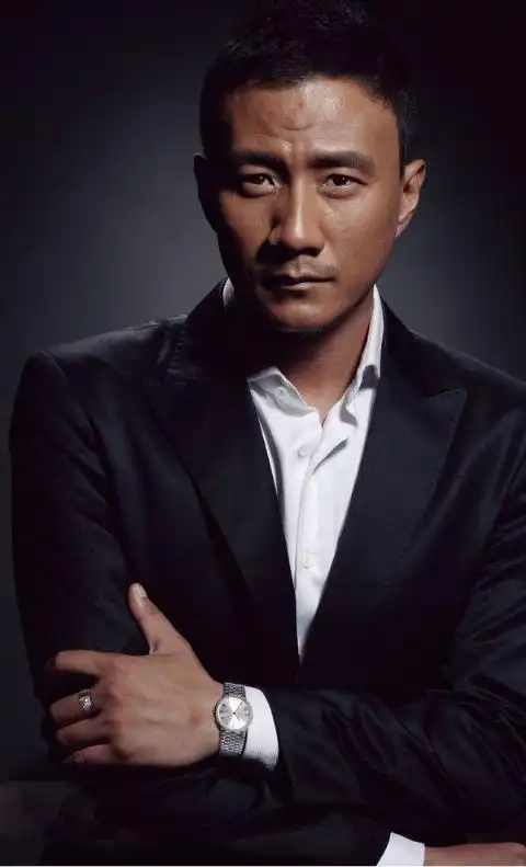 硬汉胡军自信十足图片