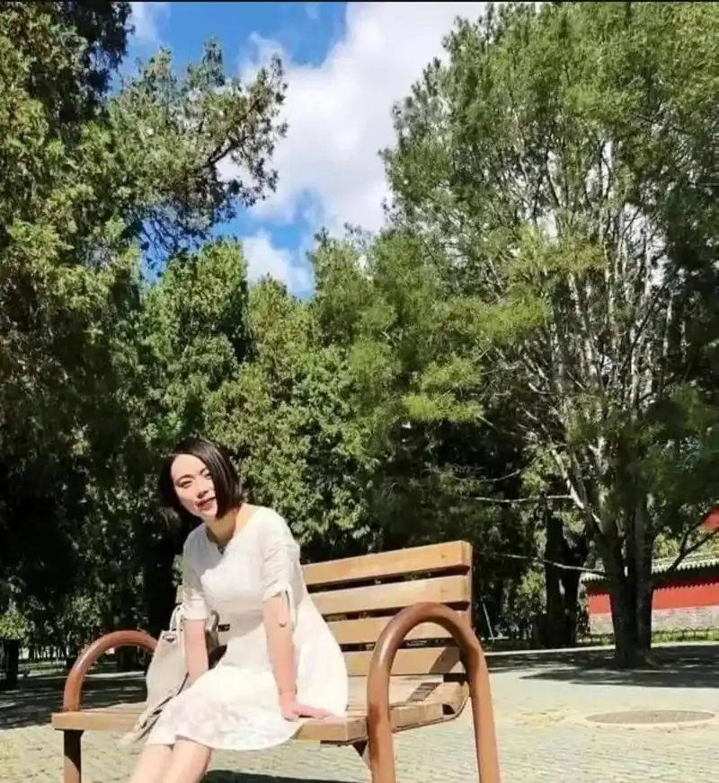 我叫吴方媛,今年36岁,曾任职安徽省团委下属机构的副秘书长.