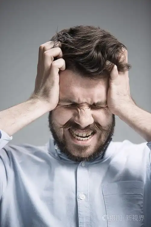 关闭了的绝望的男人的脸