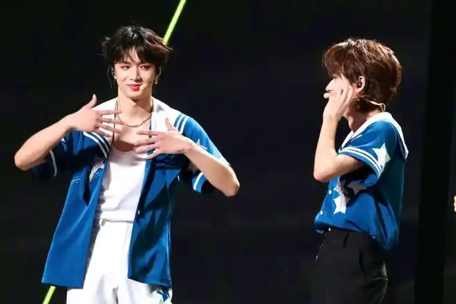 宋亚轩刘耀文合唱对视