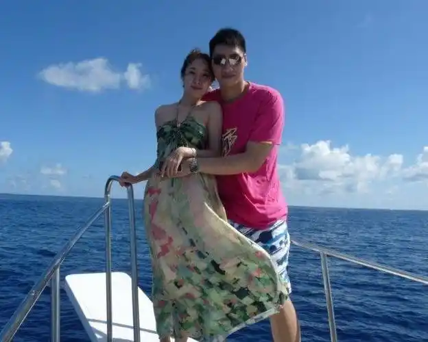 大唐有一个让人羡慕的幸福家庭,妻子吴嘉彤是位空姐,身材高挑,面容