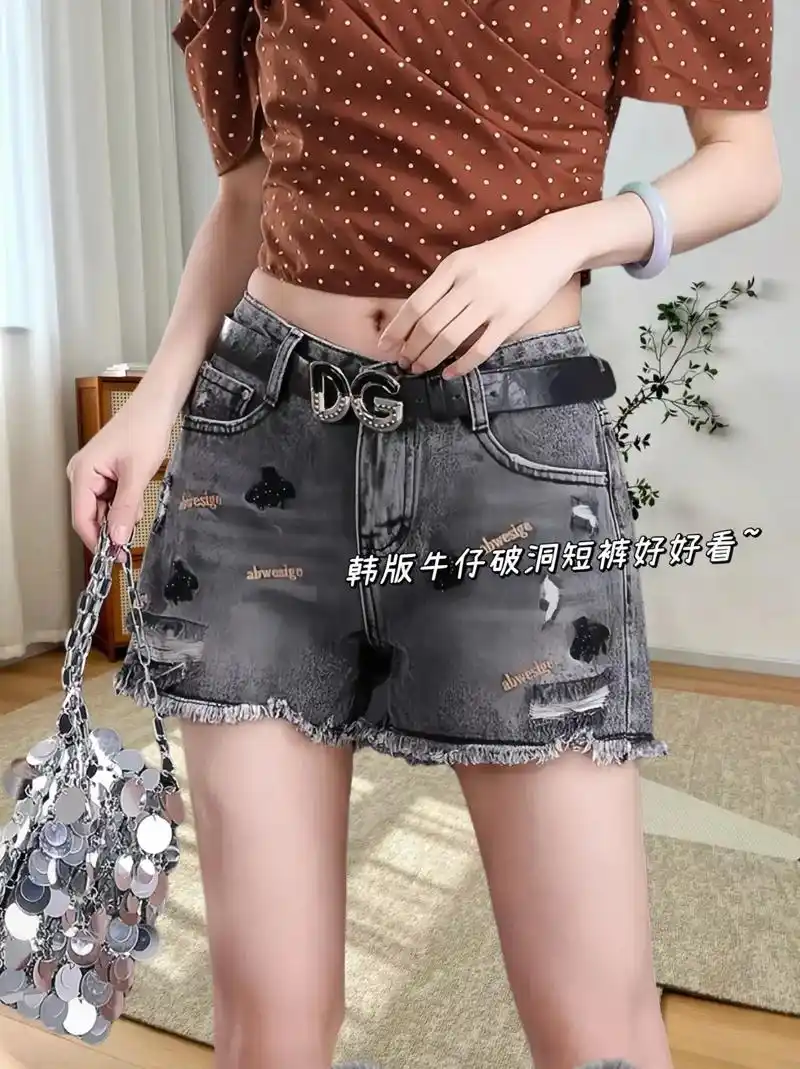 姐妹们!这款短裤,修身设计:隐藏腿部赘肉,塑造修长美腿.独特亮点