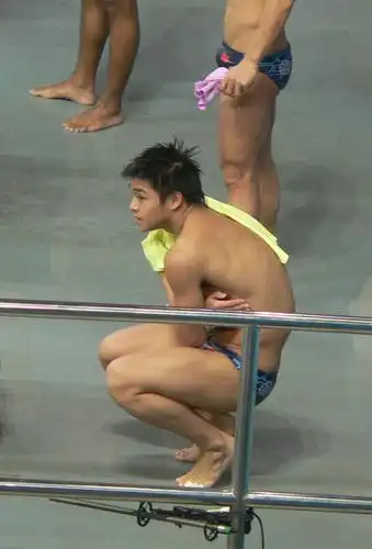 何冲王峰出战跳水赛事 何冲在看什么