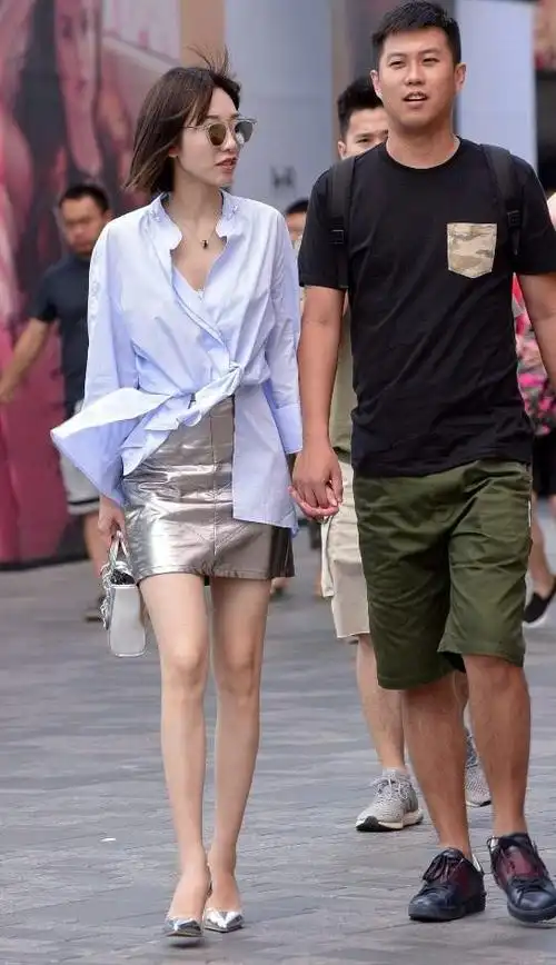 下装她是搭了条短裙穿,这条裙子又是银色的,看着很像是裹了曾锡纸在腿