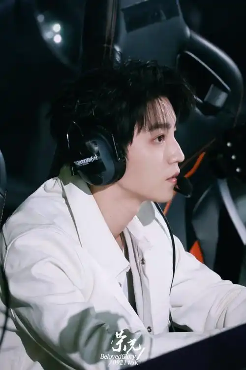 王俊凯|英雄联盟手游周年狂欢夜现场图,白色外套…头戴耳机,电竞男主