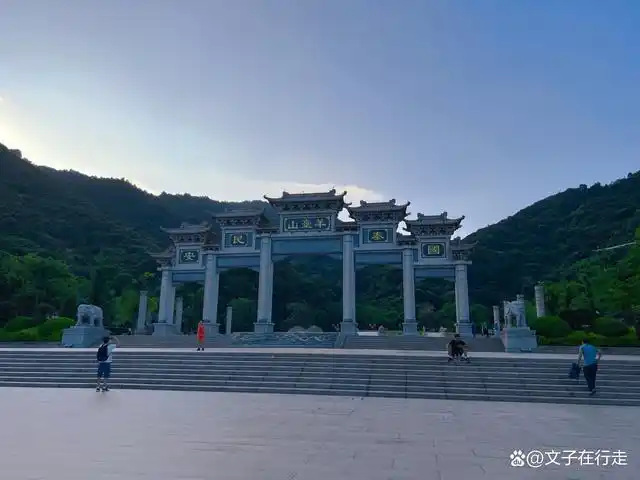 原名羊台山森林公园,横跨深圳市三个区域,处于宝安区,龙华区,南山区