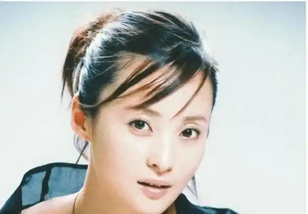 蒋勤勤,这个名字在华语娱乐圈犹如一颗璀璨的星辰,散发着独特的光芒.