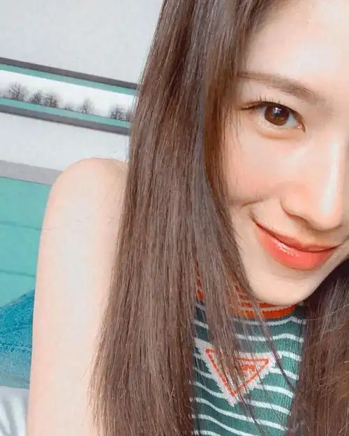 twicesana晒自拍单手压下牛仔裤腰秀出强壮腹肌时尚潮人范