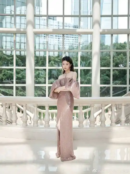 文咏珊身穿棕色抹胸裙超靓丽!肤白貌美大长腿性感撩人_肌肤_衣裙_五官