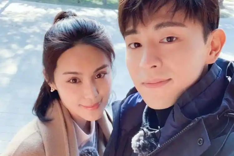 韩丹彤:《上新了故宫》合作邓伦,追星成功晒自拍,表情成亮点!