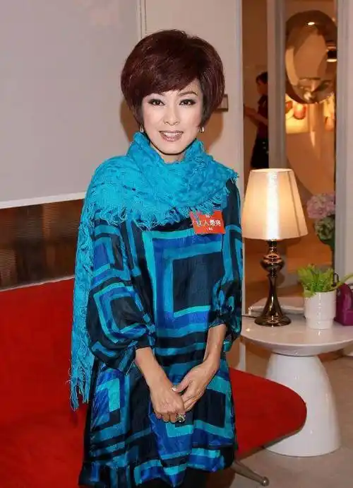 原创米雪身材维持得好穿塑料裙秀美腿隔层布更有朦胧隐约感