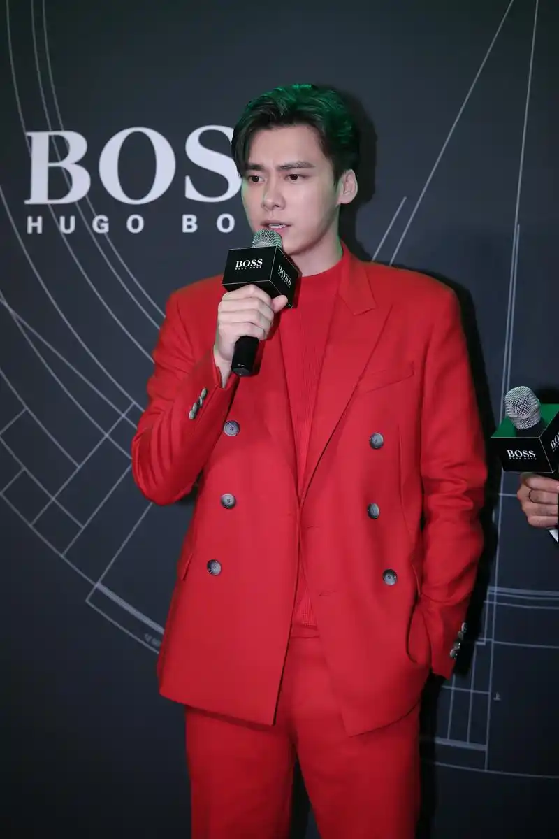 李易峰红西装亮相赚眼球 透露正在拍新戏