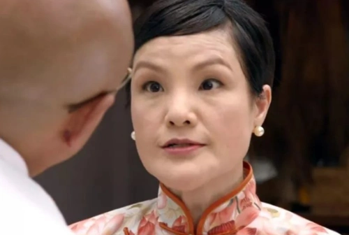 被称为"香港最丑"女星,出道多年买不起房,如今53岁仍和家人租房住