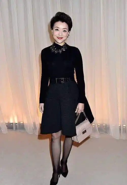 杨澜身材美丽的真好,穿黑色连衣裙现身活动,完全看不出已经52岁_部分