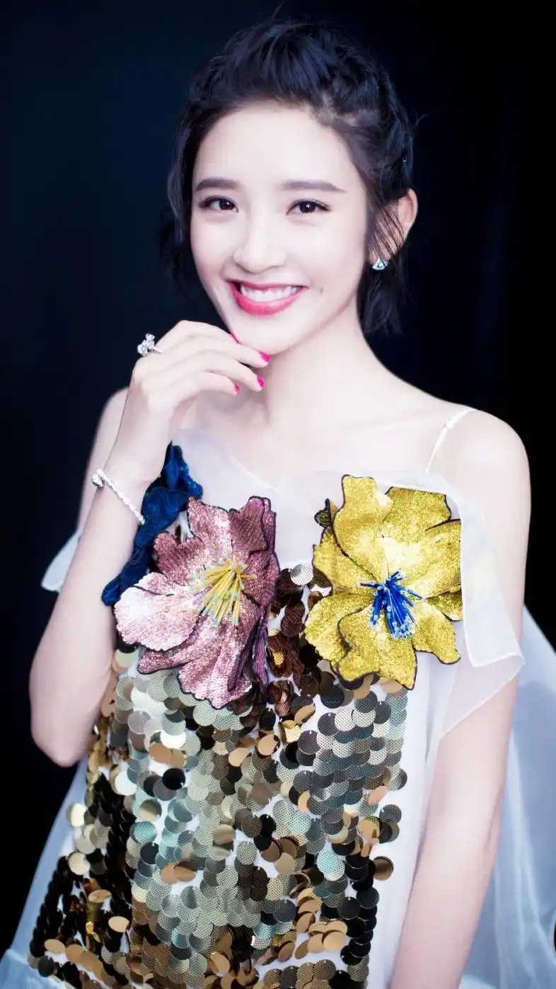 精美壁纸:唐艺昕,肤白貌美,笑容灿烂!