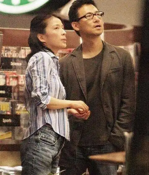 2000年,张学友和罗美薇的大女儿出生,取名张瑶华,同年,他们当选为香港