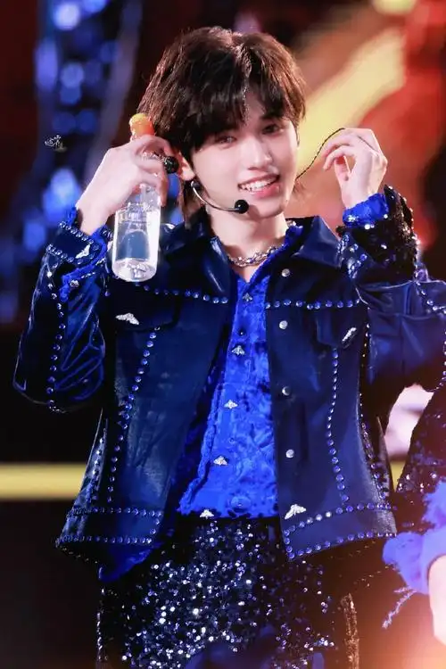 宋亚轩楼间楼演唱会##时代少年团楼间楼演唱会##宋亚轩蓝色烟熏妆