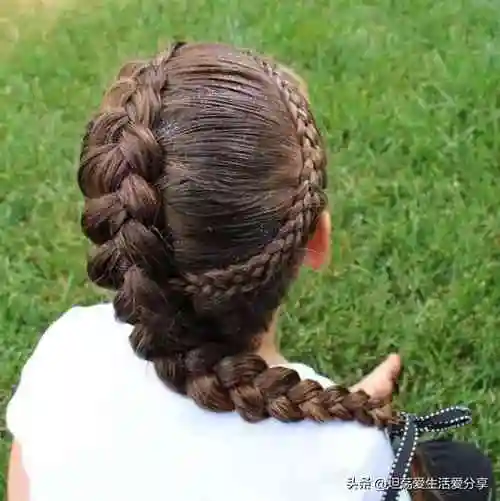 这款亲子发型哦第三步:将底部较短的头发用鱼骨辫的编法编好就完成了