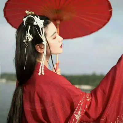 红色系妖娆女生微信头像2021最火爆