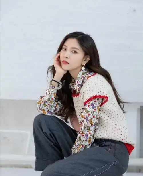 张一山的绯闻女友宋妍霏穿搭个性时髦可谓是90后穿衣典范