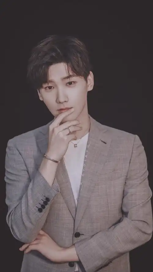 邢昭林浅色西服绅士帅气写真