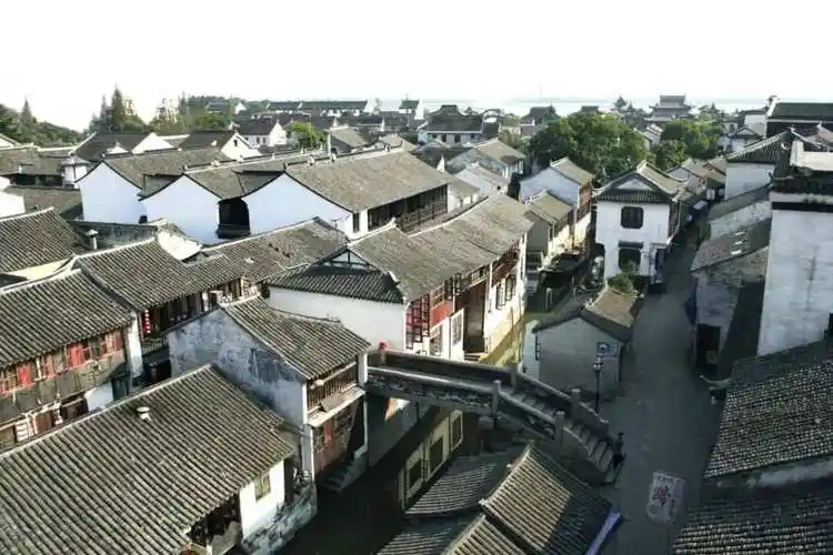 古镇锦溪,以河道为骨骼,保持着"一河两街,水陆并行"的双棋盘格局.