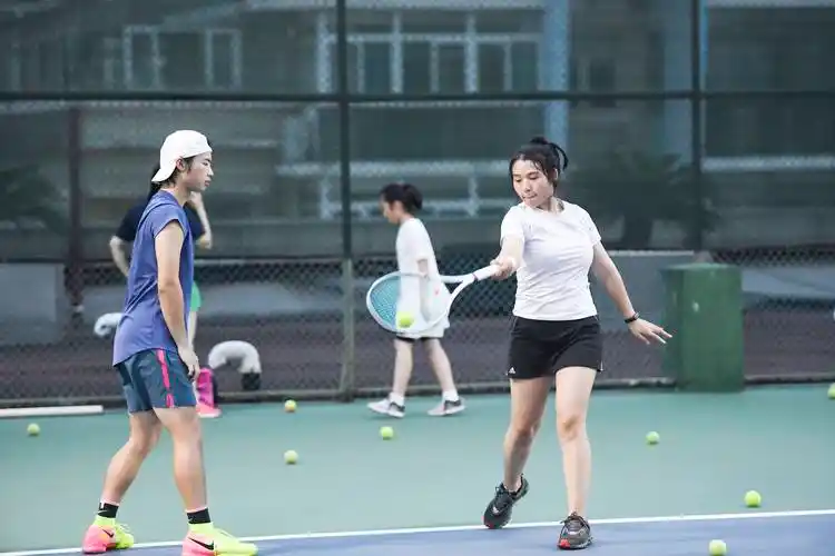 合肥:网球运动悄然兴起,学打网球成为时尚