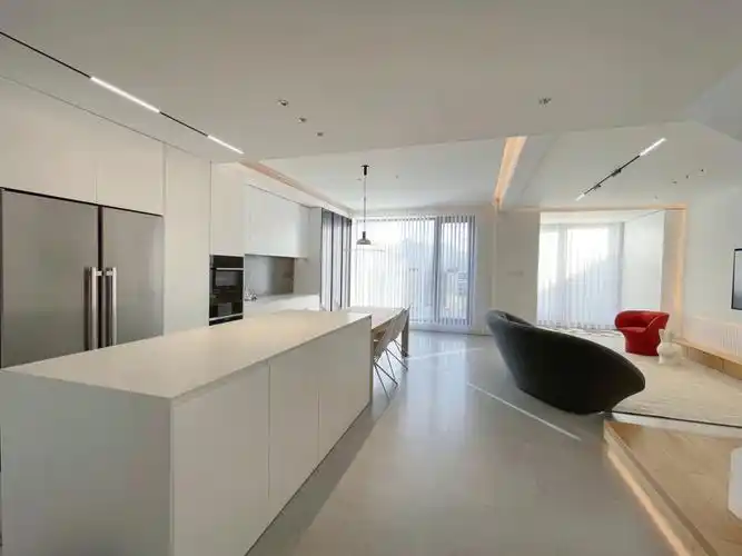 最近总有小红薯提问,关于我家的墙面和灯光问题它就是最普通的"白色"