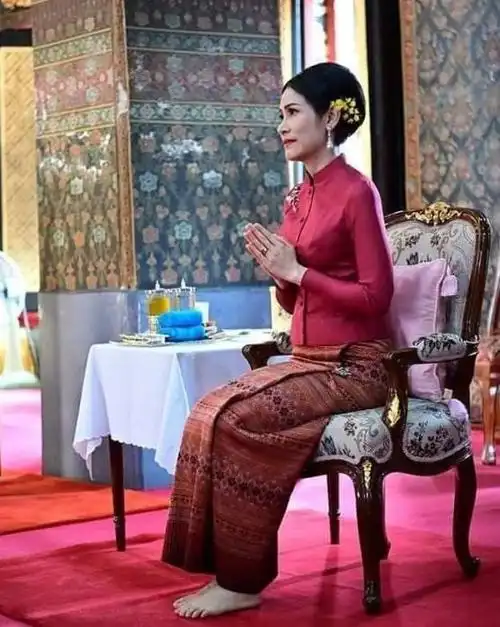 泰国贵妃诗妮娜:因貌美跪拜高僧被男军官盯着看,宫斗不输苏提达|泰王