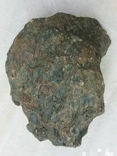 彩色角砾岩陨石的两面