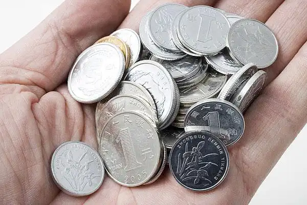 手捧一大堆硬币