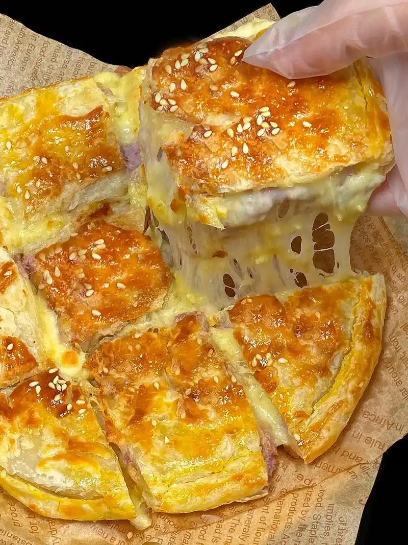 爆浆芝士芋泥饼! 外表酥酥脆脆,一口咬下去满满的芋泥芝士,做 - 抖音