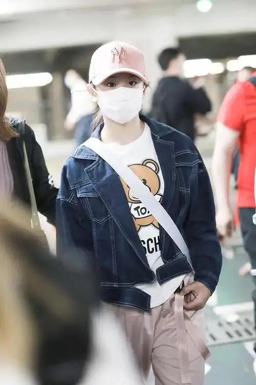 原创11岁森碟长成大美人!一身休闲装走机场,身高直逼171爸爸田亮