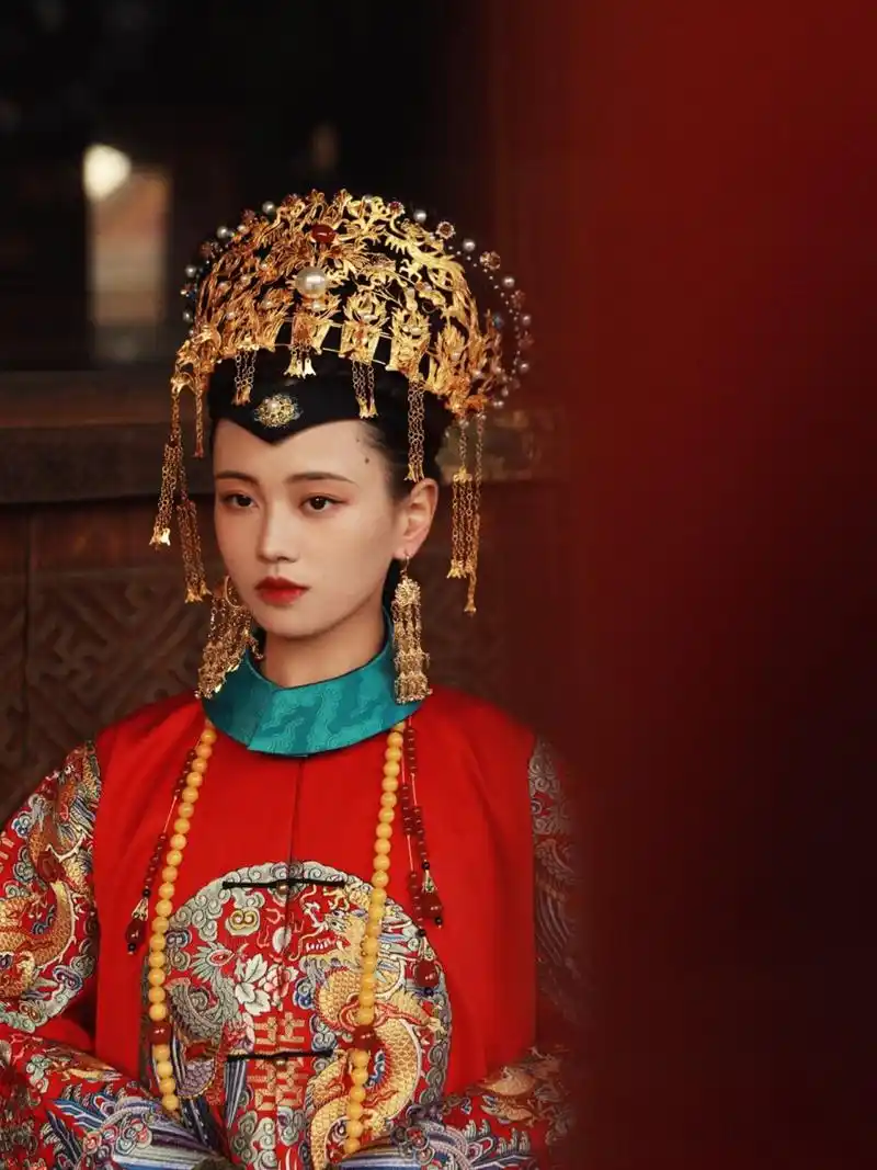 清朝大婚造型|吉服 安利下这个造型 红色机绣八团龙凤双喜棉褂 这款