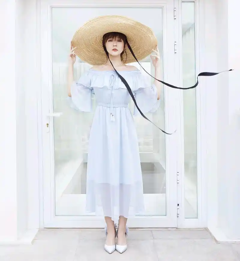 热依扎一字肩清新裙装,柔美率性尽显夏日清凉