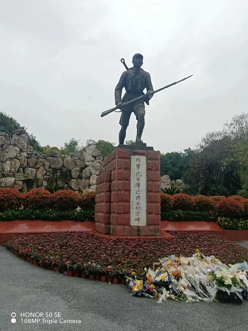 一边是抗日阵亡将士纪念碑,一边是日本漫展,下一次川军可能不川 - 抖