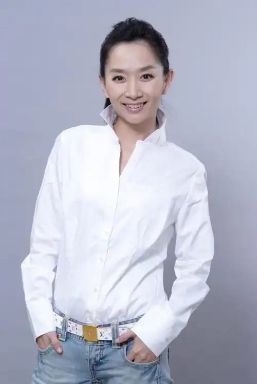 主持人王芳晒女儿成绩历史考98分好骄傲14岁就出中英双语书