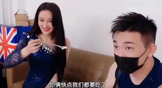 张馨予高调撒糖,军人老公探班,换新发型秀肌肉全程超温柔