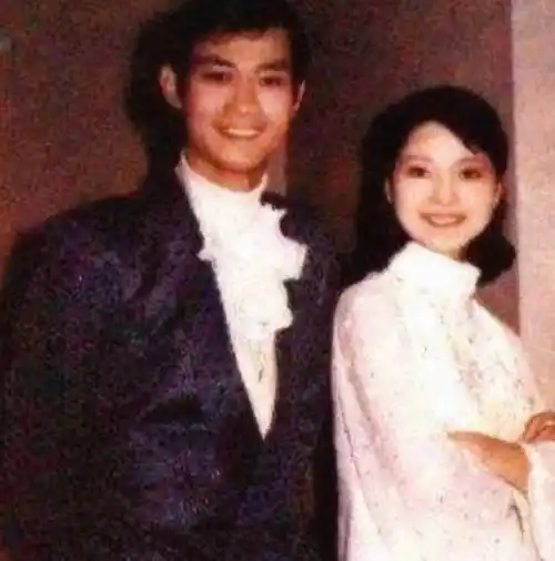 原创官晶华两女受宠郑少秋二女儿身价上亿却对大女儿不闻不问