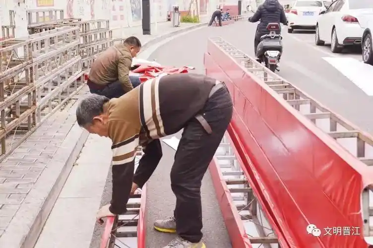 ▼△工人们搬运挂灯桁架▼挂灯桁架搭设进推作工项各我们与您共同期待