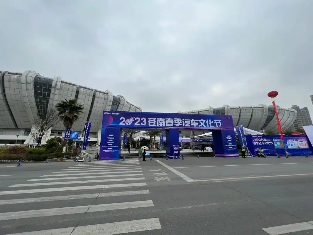 qjmotor苍南店展厅.美女配好车,这就叫排面#qjmot - 抖音